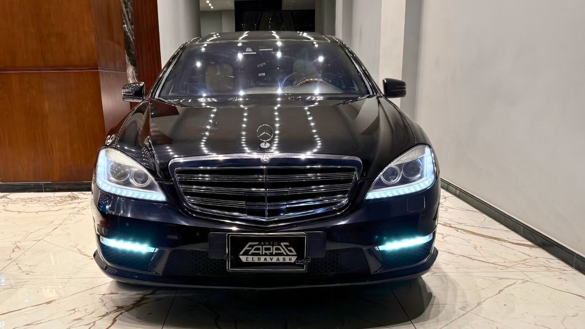 Black Mercedes-Benz S500 W221 photographed at Farag El Dayash Car Showroom